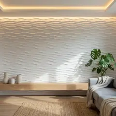 Modern living room with wavy white wall panels, a wooden shelf with vases, a monstera plant, and a grey sofa. These **acabados de paredes** create a serene atmosphere.