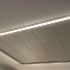 Moderno falso techo pladur con iluminación LED perimetral, creando un ambiente acogedor y elegante.