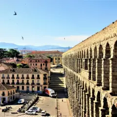 Impresionante acueducto romano, un ejemplo de arquitectura histórica, se alza sobre la ciudad con sus arcos de piedra.