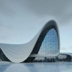Edificio moderno con formas curvas y fluidas, un ejemplo de ia arquitectura contemporánea.