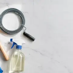 Desatascador, guantes, limpiador y serpentina para solucionar un atasco de tubería.