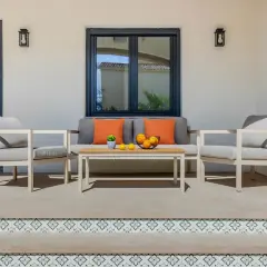 Un profesional que se dedica a embellecer ambientes ha creado este acogedor rincón exterior con sofá, sillones y mesa.