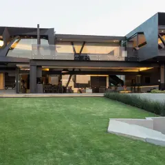 La casa mas moderna del mundo, con su diseño geométrico y cristaleras, se alza sobre un césped impecable.