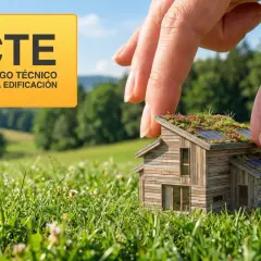 Una mano protege una casa ecológica con techo verde y paneles solares, bajo el logo "CTE Código Técnico de la Edificación".