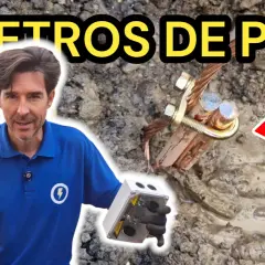 Instalación de puesta a tierra vivienda unifamiliar. Hombre con martillo y caja de conexión, mostrando la pica de tierra.