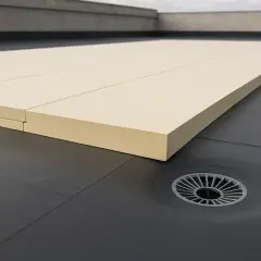 Aislamiento sobre membrana impermeable en cubierta invertida, mostrando la diferencia con una cubierta tradicional.