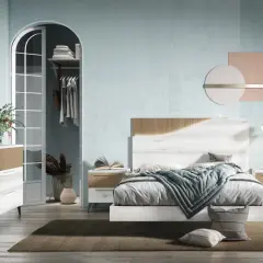 Dormitorio moderno con cama, mesitas de noche, cómoda y armario abierto. Una alfombra marrón complementa los distintos tipos de alfombras decorativas.