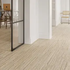 Suelos de madera clara con vetas marcadas, lo ultimo en suelos para casas, creando un ambiente moderno y acogedor.