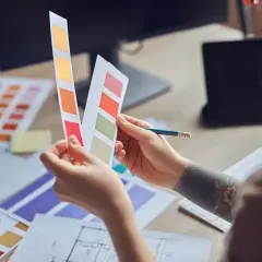Persona elige colores para diseño de interiores. ¿Qué bachillerato hacer? ¡El que te inspire creatividad!