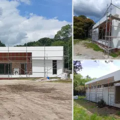 Casa moderna en construcción, con andamios y materiales. Saber que valen los permisos para construir una casa es clave para este proyecto.