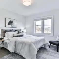 Habitación moderna con cama blanca, cuadros de ovejas y detalles para decorar habitacion.