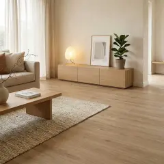 Salón con decoración Japandi: sofá beige, mesa de centro de madera, alfombra de yute, mueble bajo de roble y planta.