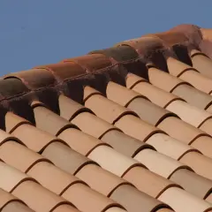 Detalle de tejas curvas de terracota, mostrando la diferencia entre cubierta y tejado. El tejado es la capa exterior visible.