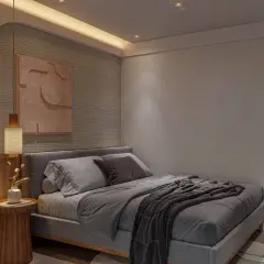 Un elegante diseño cuarto con cama gris, arte abstracto en tonos tierra y lámpara colgante.