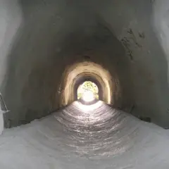 Interior de un túnel de drenaje, con luz al final. Podría ser un imbornal o un sumidero, ambos para evacuar agua.