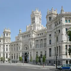 Edificio de estilo ecléctico significado, con torres y ornamentación detallada, bajo un cielo azul.