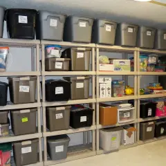 Estanterías llenas de cajas organizadas, un ejemplo perfecto de como organizar un trastero.
