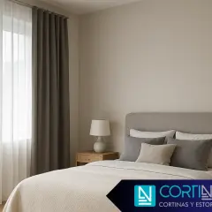 Cortinas de dormitorio: visillos blancos y cortinas grises oscuras, creando un ambiente acogedor.