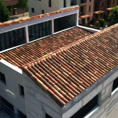 Edificio en construcción con tejado de tejas rojas, una cubierta plana o inclinada que protege la estructura.