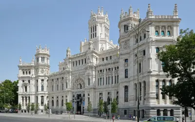 Edificio de estilo ecléctico significado, con torres y ornamentación detallada, bajo un cielo azul.
