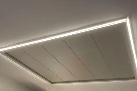 Moderno falso techo pladur con iluminación LED perimetral, creando un ambiente acogedor y elegante.
