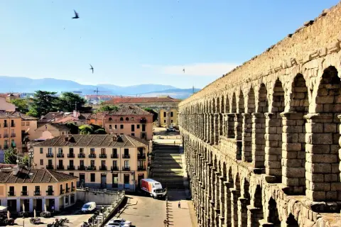 Impresionante acueducto romano, un ejemplo de arquitectura histórica, se alza sobre la ciudad con sus arcos de piedra.