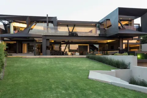 La casa mas moderna del mundo, con su diseño geométrico y cristaleras, se alza sobre un césped impecable.