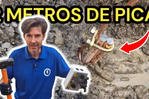 Instalación de puesta a tierra vivienda unifamiliar. Hombre con martillo y caja de conexión, mostrando la pica de tierra.