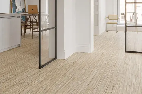Suelos de madera clara con vetas marcadas, lo ultimo en suelos para casas, creando un ambiente moderno y acogedor.