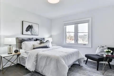Habitación moderna con cama blanca, cuadros de ovejas y detalles para decorar habitacion.