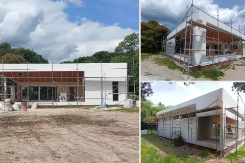 Construcción de una casa moderna con andamios. El proyecto de una casa así varía mucho en cuanto a cuanto vale el proyecto de una casa.