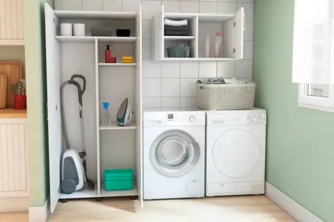 Lavaderos ideas: aspiradora, plancha y lavadora en un espacio organizado con estantes.