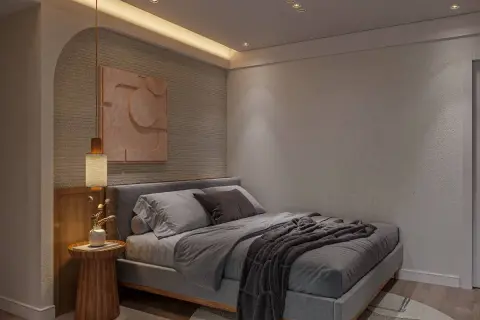 Un elegante diseño cuarto con cama gris, arte abstracto en tonos tierra y lámpara colgante.