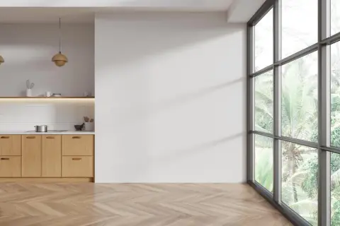 Cocina moderna con armarios de madera clara y un suelo de espiga perfecto para limpiar el suelo de madera.