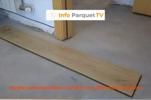 Tabla de madera sobre suelo de cemento, lista para nivelar suelo laminado o vinílico.