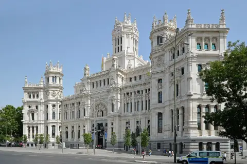 Edificio de estilo ecléctico significado, con torres y ornamentación detallada, bajo un cielo azul.