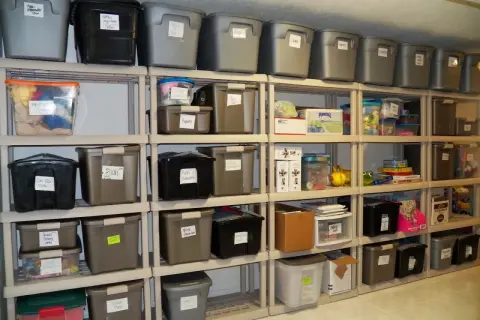 Estanterías llenas de cajas organizadas, un ejemplo perfecto de como organizar un trastero.