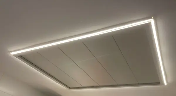 Moderno falso techo pladur con iluminación LED perimetral, creando un ambiente acogedor y elegante.