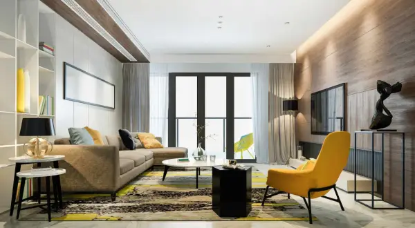 Un salón moderno con sofá marrón, alfombra llamativa y acentos amarillos. La iluminación indirecta en el techo y la pared de madera crean un ambiente acogedor, ideal para saber como iluminar un salon.