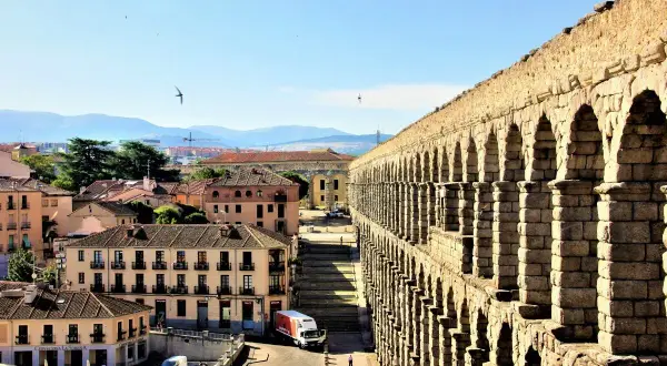 Impresionante acueducto romano, un ejemplo de arquitectura histórica, se alza sobre la ciudad con sus arcos de piedra.