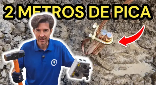 Instalación de puesta a tierra vivienda unifamiliar. Hombre con martillo y caja de conexión, mostrando la pica de tierra.