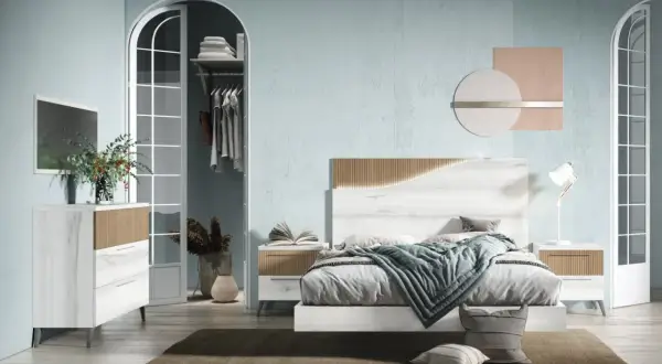 Dormitorio moderno con cama, mesitas de noche, cómoda y armario abierto. Una alfombra marrón complementa los distintos tipos de alfombras decorativas.