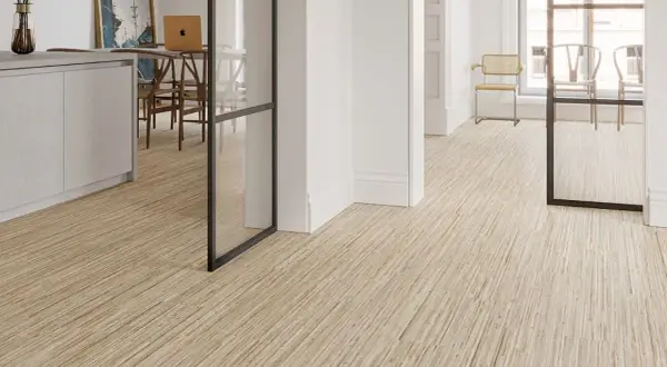 Suelos de madera clara con vetas marcadas, lo ultimo en suelos para casas, creando un ambiente moderno y acogedor.