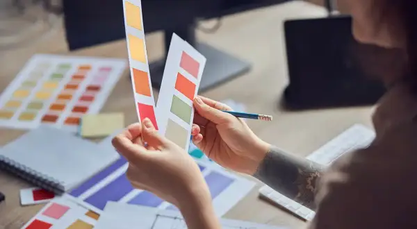 Persona elige colores para diseño de interiores. ¿Qué bachillerato hacer? ¡El que te inspire creatividad!