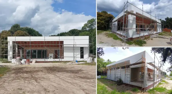 Construcción de una casa moderna con andamios. El proyecto de una casa así varía mucho en cuanto a cuanto vale el proyecto de una casa.