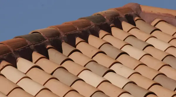 Detalle de tejas curvas de terracota, mostrando la diferencia entre cubierta y tejado. El tejado es la capa exterior visible.