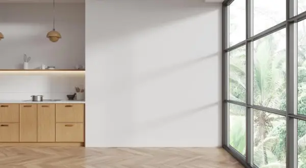 Cocina moderna con armarios de madera clara y un suelo de espiga perfecto para limpiar el suelo de madera.