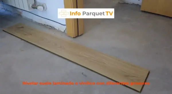Tabla de madera sobre suelo de cemento, lista para nivelar suelo laminado o vinílico.