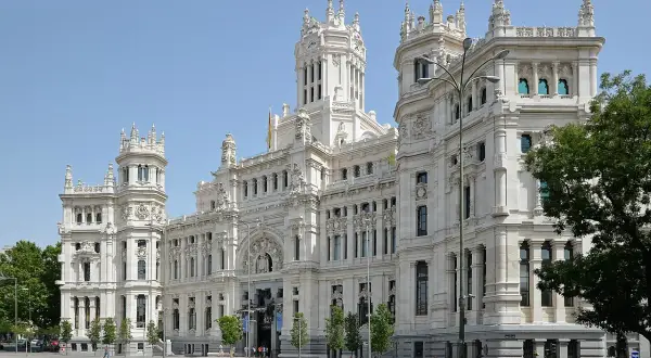 Edificio de estilo ecléctico significado, con torres y ornamentación detallada, bajo un cielo azul.