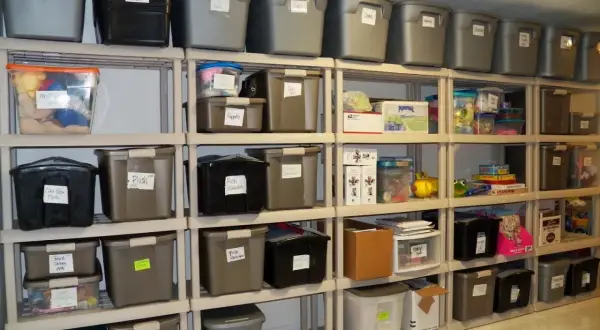 Estanterías llenas de cajas organizadas, un ejemplo perfecto de como organizar un trastero.